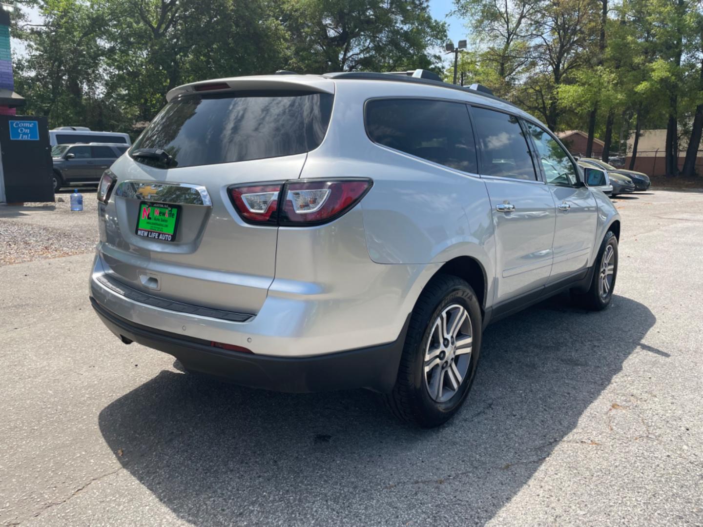 2017 SILVER /GRAY Chevrolet Traverse (1GNKRHKD8HJ) , located at 5103 Dorchester Rd., Charleston, SC, 29418-5607, (843) 767-1122, 36.245171, -115.228050 - Clean and Spacious Interior with Bose Stereo CD/AUX/Sat/Bluetooth, OnStar, Power Everything (windows, locks, seat, mirrors), Heated Seats, Power Liftgate, All-weather Mats, Rear Climate Control, Middle Captain's Seats, Keyless Entry, Alloy Wheels. Local Trade-in!! 131k miles Located at New Life Aut - Photo#6